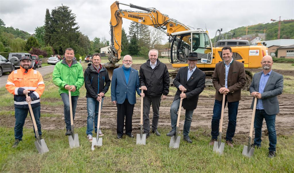 Das Bild zeigt Vertreter der beteiligten Partner und neben dem Maulbronner Bürgermeister (mit Hut) rechts dessen Nachfolger Aaron Treut, der im Rathaus am 1. Juli die Arbeit aufnimmt. Foto: Fotomoment