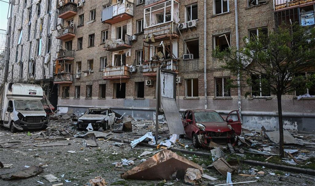 Das Bild zeigt eine Straße in Kiew. Russland greift die Ukraine seit Mittwochabend mit Drohnen, Raketen und Marschflugkörpern an.