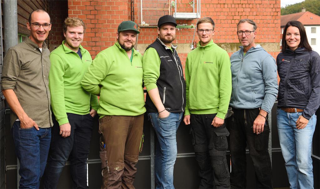 Das Bild zeigt (v.li.) Matthias Fleig (Geschäftsführung), Tobias Müller (Betriebsleiter Zimmerei), Florian Bachmann (Werkstattleiter Schreinerei), Piet Schüßler, Daniel Henz, Oliver Klos und Daniela Fleig (Geschäftsführung). Foto: privat