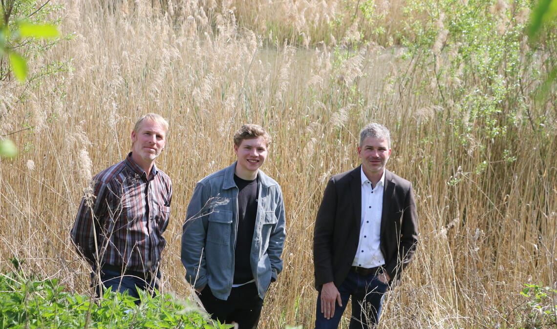 Das Biotop soll erhalten und künftig auch besser gepflegt werden – darin sind sich Michael Bauer (v.li.), Nico Gunzelmann und Bürgermeister Matthias Enz einig. Foto: Deeg