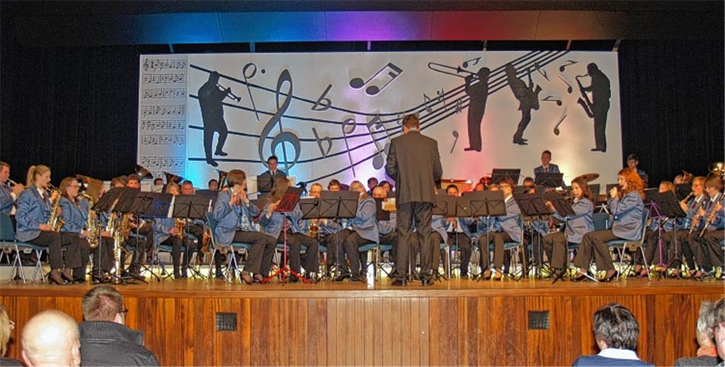 Das Blasorchester des MV Illingen in concert. Wirkungsvoll reagierten die Lichteffekte an der Bühnenrückwand mit dezenten Farbwechseln. Fotos: Filitz