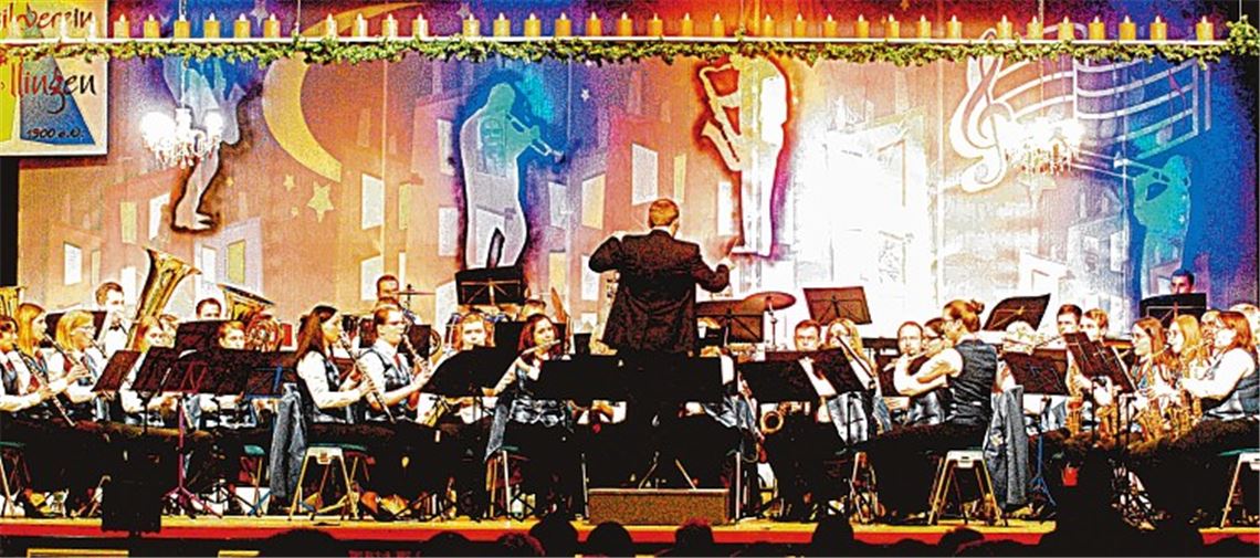 Das Blasorchester des MV Illingen mit seinem Dirigenten Christian Werner trägt zum vielseitigen Programm des Konzertabends vor 500 Besuchern in der Stromberghalle bei. Fotos: Stahlfeld