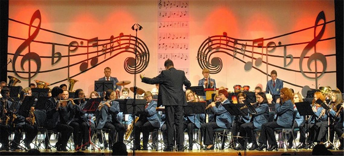 Das Blasorchester des Musikvereins Illingen setzt vor einem stimmungsvollen Bühnenbild Akzente.Fotos: Stahlfeld