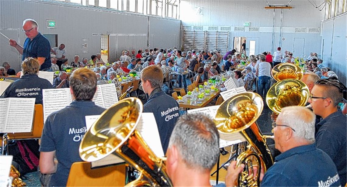 Das Blasorchester des Musikvereins Ölbronn unter der Leitung von Dirigent Andreas Kubatov (li.) konzertierte für die Besucher.