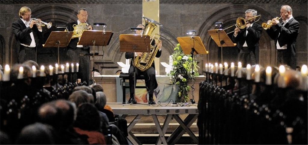 Das Blechbläserquintett der Berliner Philharmoniker weiß in der komplett gefüllten Klosterkirche restlos zu überzeugen.
