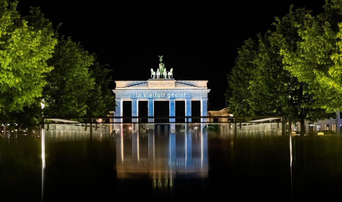Das Brandenburger Tor wird anlässlich des Europa-Tags der Europäischen Union in den Farben der europäischen Flagge sowie mit dem Schriftzug "In Vielfalt vereint" illuminiert.