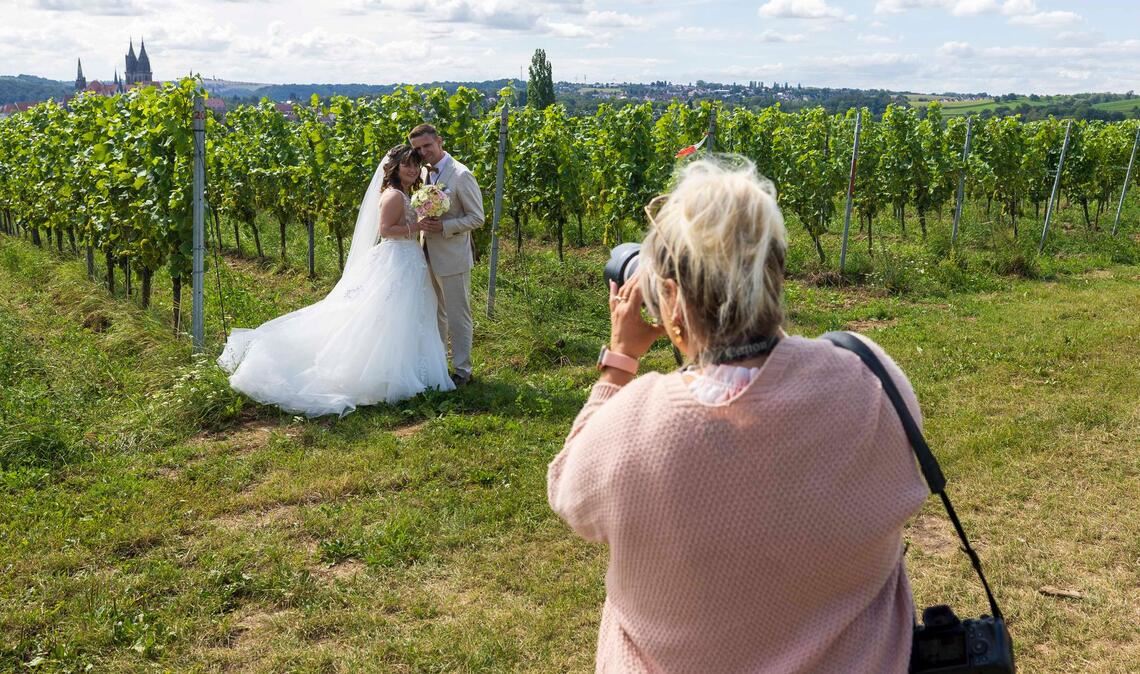 Bilder des Tages Das Brautpaar Isabell und Stephan lässt sich im Weinberg fotografieren.