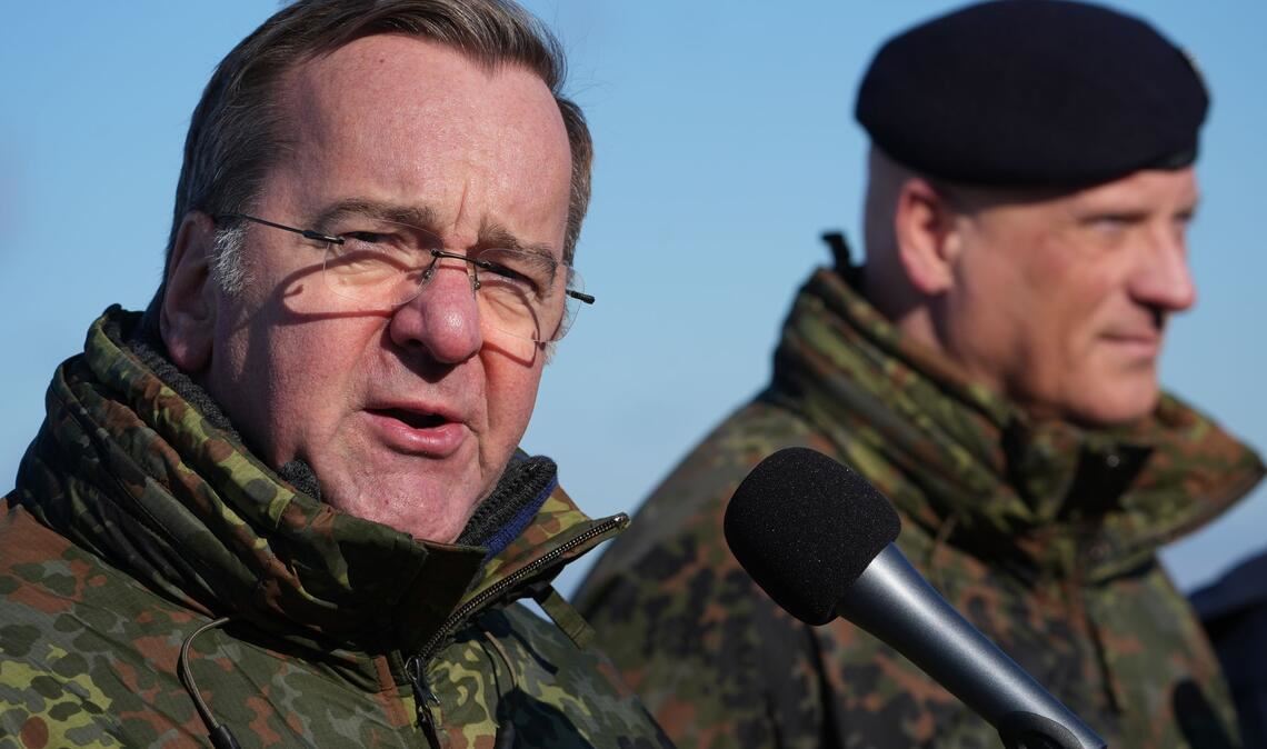"Das Bündnis ist geschlossen, es ist handlungsfähig und handlungsbereit, es ist einsatzbereit und zugleich zeigt es, was die europäischen Partner innerhalb der Nato leisten", sagte Verteidigungsminister Boris Pistorius (SPD) als Beobachter der Übung.