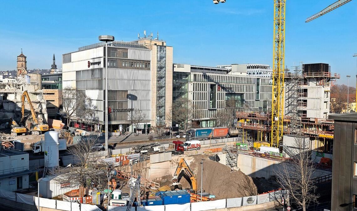 Das Büro Delugan Meissl hat den Neubau am Leonhardsplatz konzipiert, eine tiefe Grube ist ausgehoben.