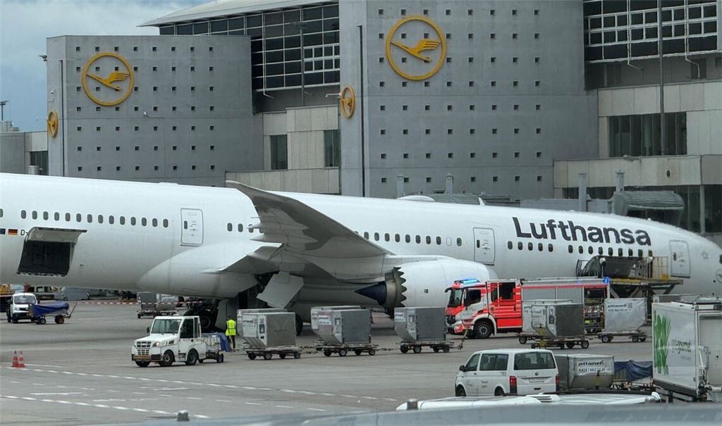 Das Bugfahrwerk eines Lufthansa-Dreamliners knickte vor dem Terminal ein.
