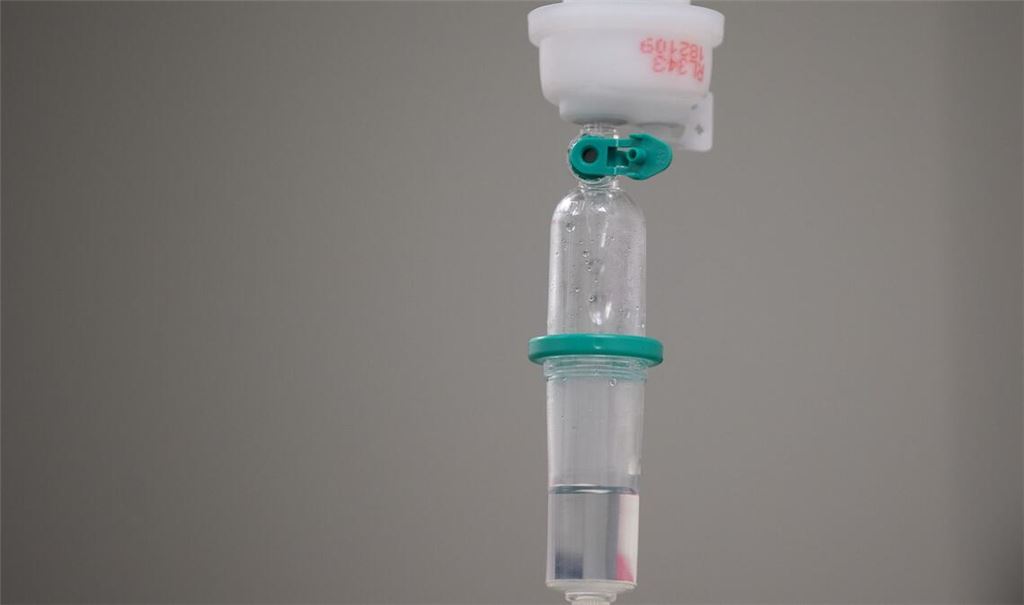 Das Bundesinstitut für Arzneimittel und Medizinprodukte warnt vor sogenannten Drip-Spa-Infusionen. Dabei werden dem Körper Vitamine und Mineralstoffe hoch konzentriert zugeführt. Der Nutzen ist aber nicht wissenschaftlich belegt. (Archivbild)