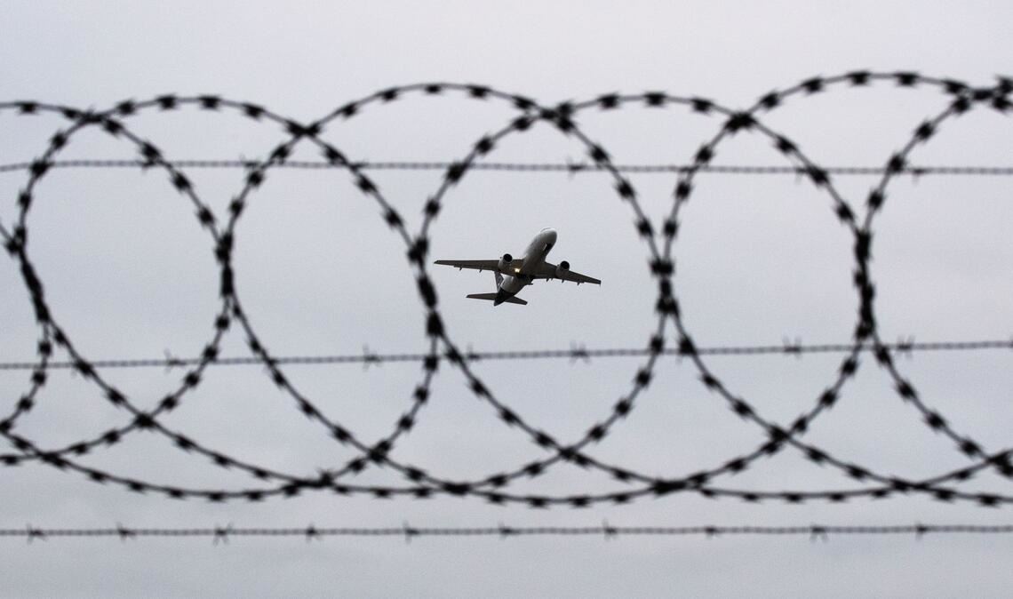 Das Bundesverwaltungsgericht hat Abschiebungen von nicht als besonders hilfsbedürftig geltenden alleinstehenden jungen männlichen Flüchtlingen nach Griechenland gebilligt. (Symbolbild)