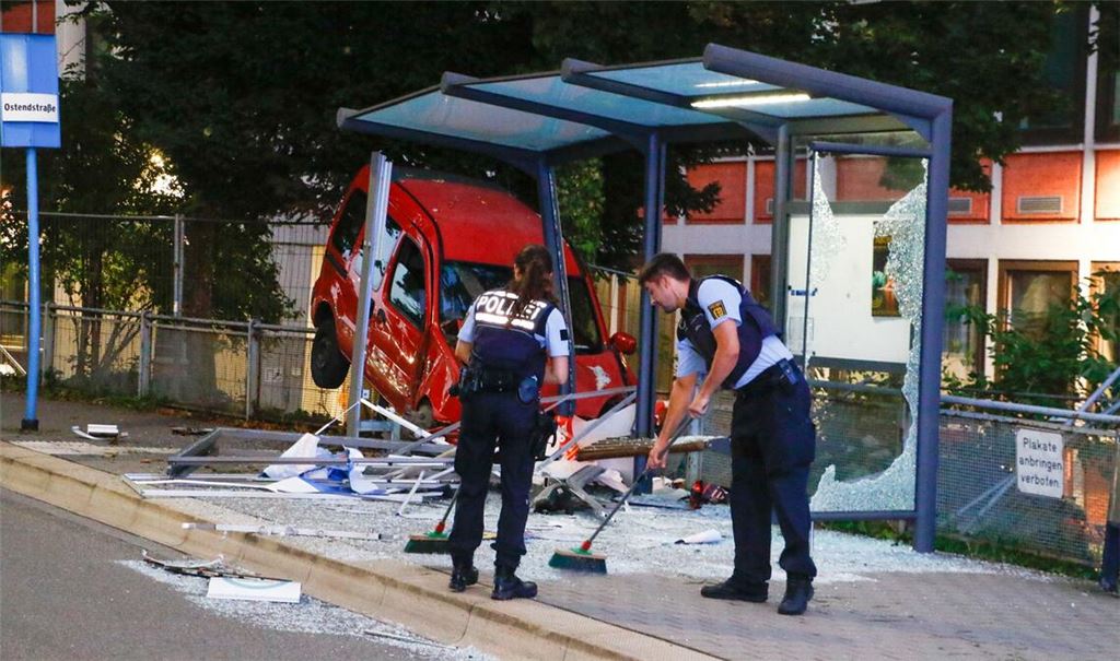 Das Buswartehäuschen wird beim „Einschlag“ des Renault völlig zerstört. Foto: Einsatz-Report 24