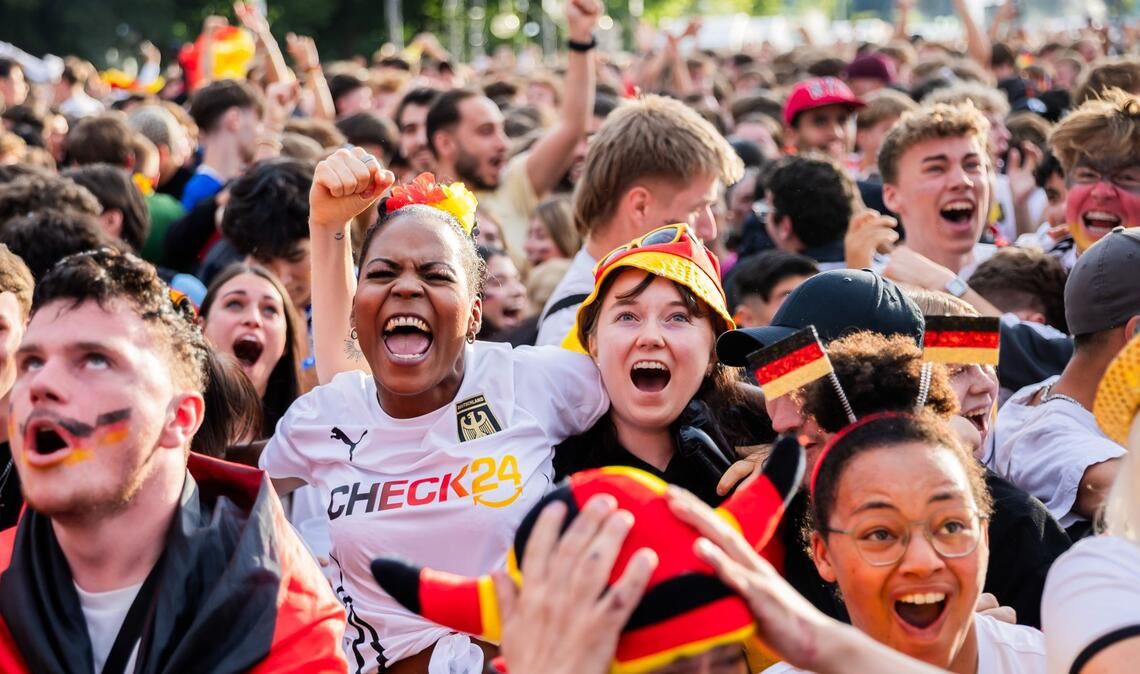 Das Check24-Shirt war 2024 auf vielen Fanmeilen zu sehen - wie hier in Berlin. (Archivbild)