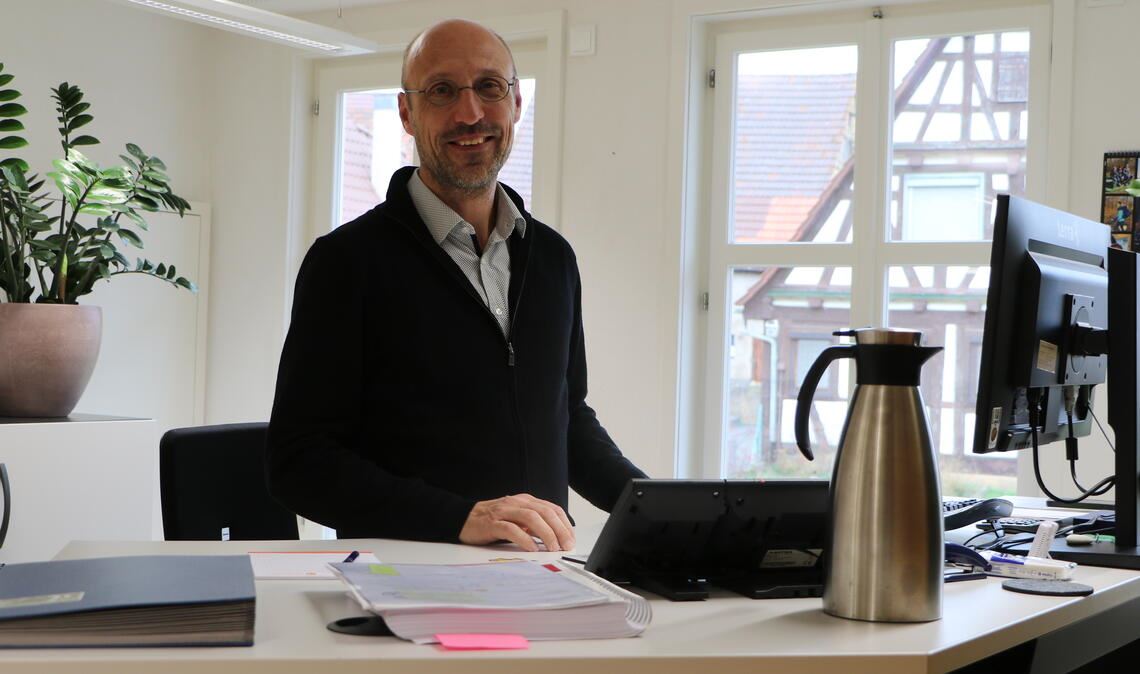 Das Chefbüro im Rathaus von Ölbronn-Dürrn hat einen neuen Nutzer: Bürgermeister Norman Tank ist seit Anfang Januar im Amt und hat alle Hände voll zu tun. Foto: Deeg