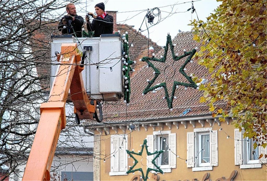 Das Christkind kommt zwar erst in 36 Tagen, doch die festliche Beleuchtung über der Bahnhofstraße ist seit Montag schon in Bereitschaft. 