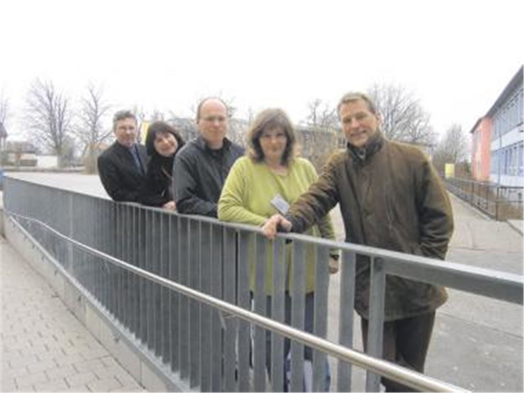 Das Coolnesstraining soll Streitigkeiten auf dem Schulhof vorbeugen, auf dem sich hier (v. li.) Rektor Dr. Hans-Joachim Blum, Konrektorin Andrea Maisel, Sozialarbeiter Markus Rapp, Schulsozialarbeiterin Tatjana Hampp und Jugendamtsleiter Wolfgang Schwaab versammelt haben. Foto: Becker