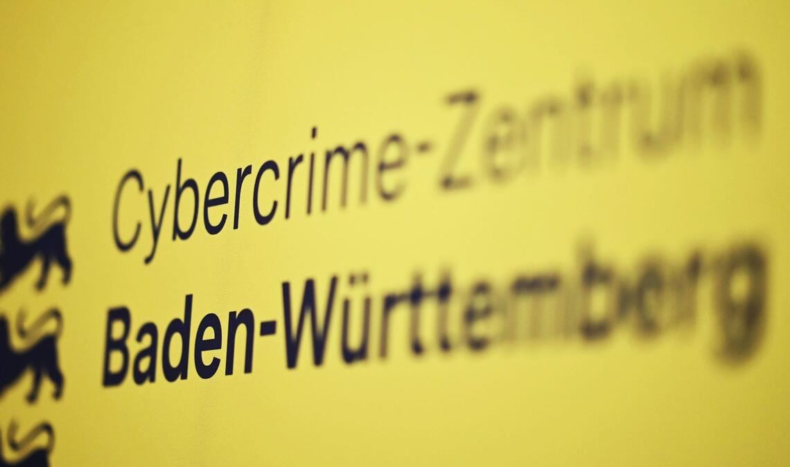 Das Cybercrime-Zentrum Baden-Württemberg hat Anklage gegen einen 59-Jährigen erhoben. Er steht im Verdacht, mithilfe von KI kinderpornografische Bilder hergestellt zu haben (Symbolfoto).