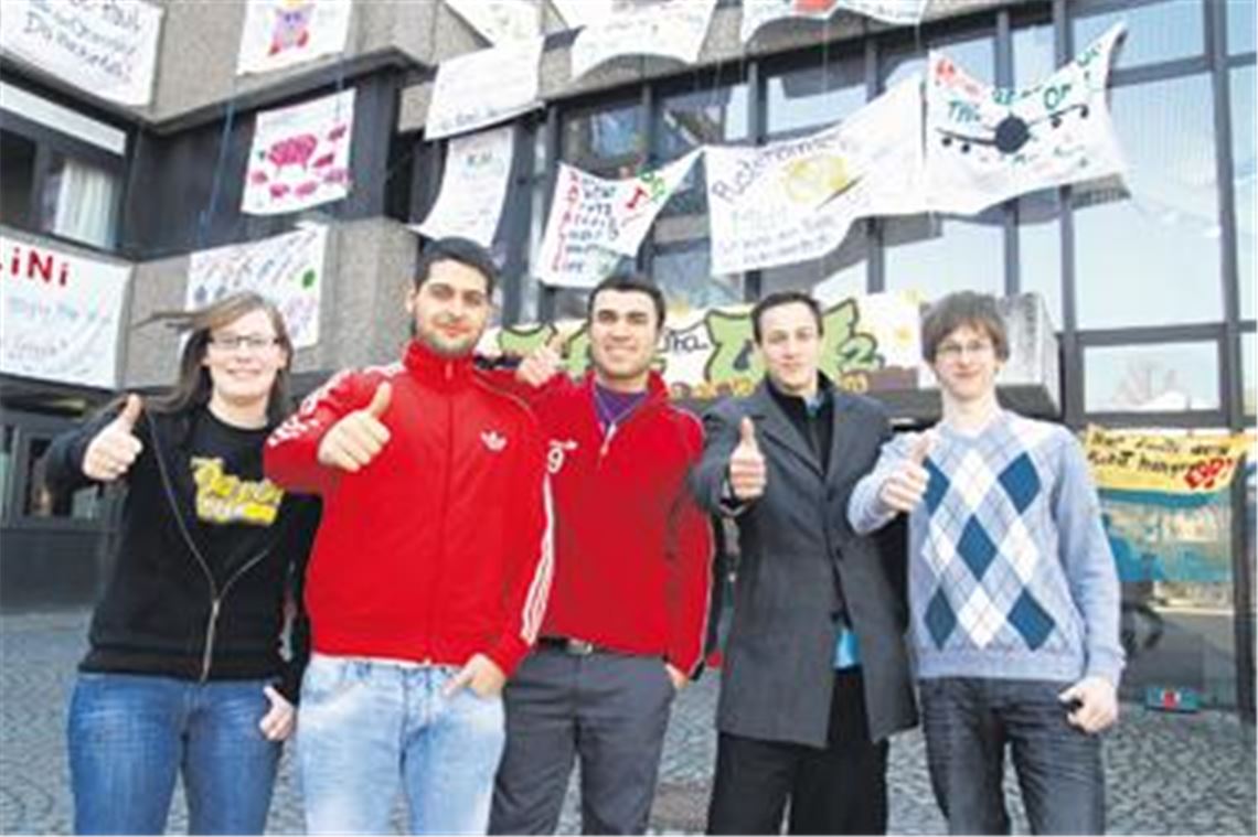 Das Daumenbarometer verheißt nach der ersten Abi-Prüfung am Mühlacker Theodor-Heuss-Gymnasium gestern Mittag ausschließlich Gutes: Deutsch scheint ein dankbares Fach gewesen zu sein, während sich nach der heutigen Matheklausur mit großer Wahrscheinlichkeit auch einige Schülerdaumen senken dürften.
Foto: Disselhoff