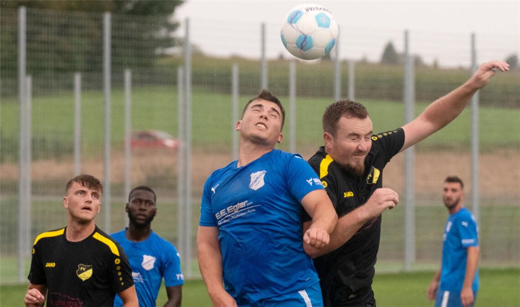 Das Derby zwischen der Fauststadt und dem Etterdorf geht deutlich an die Fußballer aus Knittlingen (blaue Trikots). Foto: Fotomoment