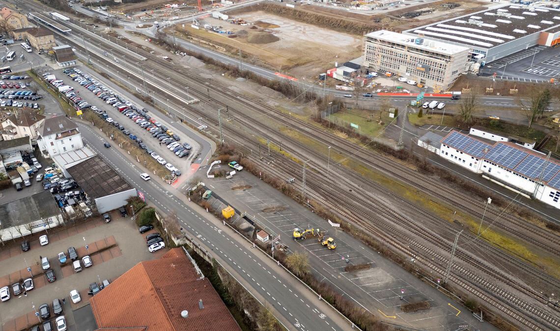 Das Drohnen-Foto zeigt, dass für den Bau einer Container-Unterkunft ein beträchtlicher Teil des stark frequentierten Pendlerparkplatzes am „Lienzinger Tor“ wegfällt. Foto: Fotomoment