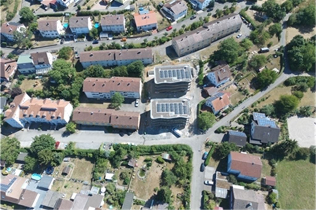 Das Drohnen-Foto zeigt, wie sich die beiden architektonisch ansprechend gestalteten Mehrfamilienhäuser am Dürrmenzer Sperberweg in die Umgebung einfügen. Fotos: privat