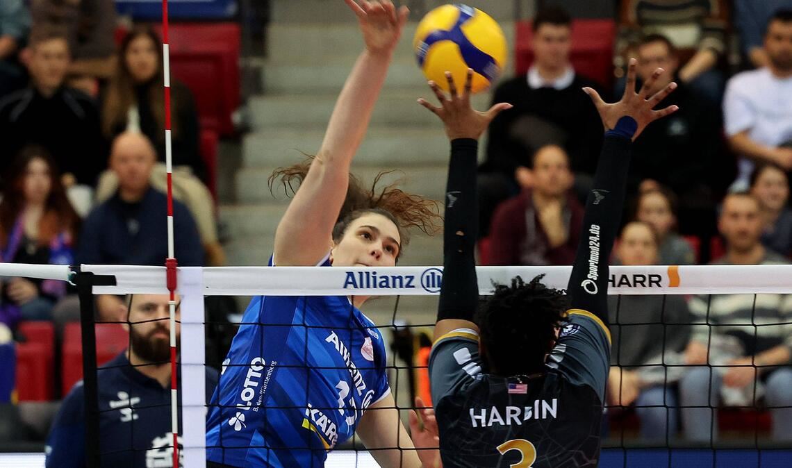 Das Duell zwischen  Allianz MTV Stuttgart (Lucia Varela Gomez/li.) und dem SC Potsdam wird es künftig nicht mehr geben.