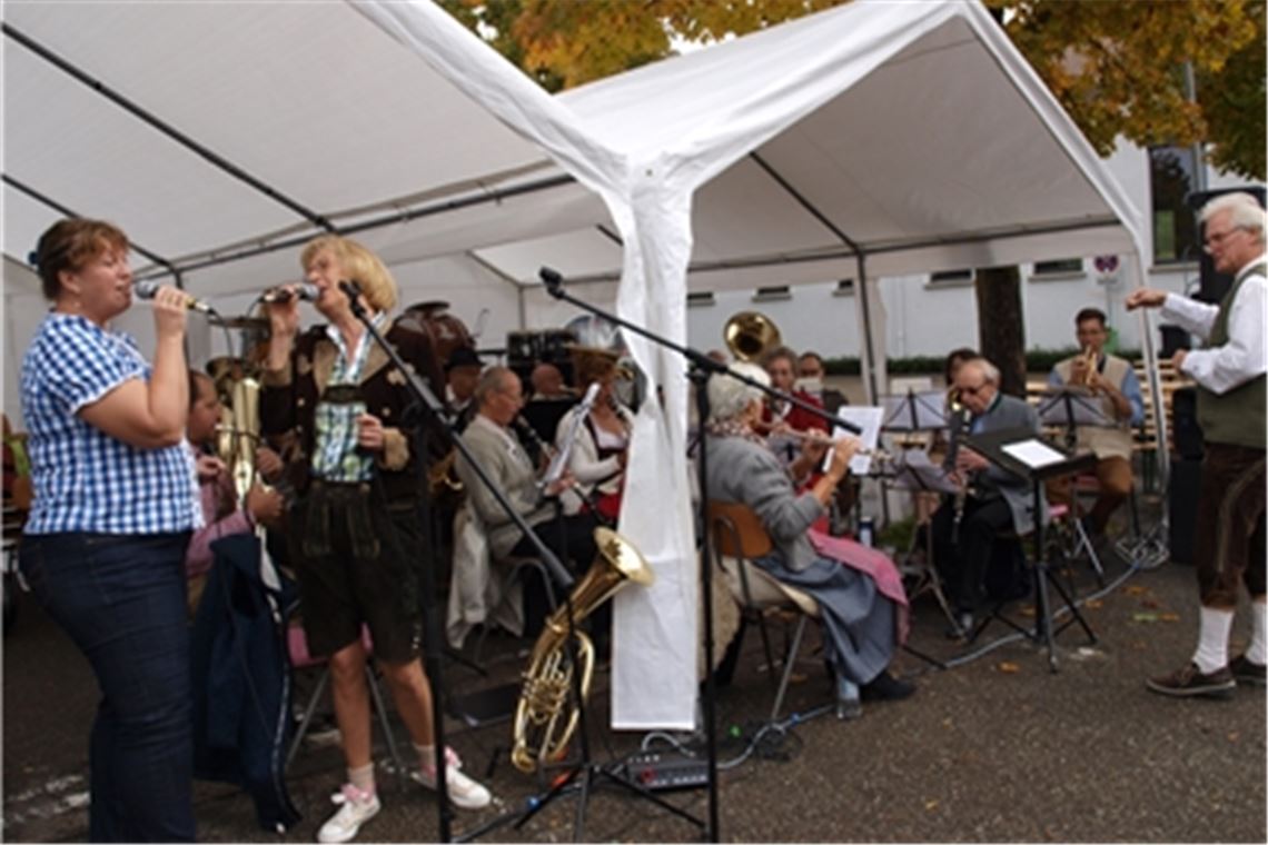Das Duo Annette Braun und Conny Speer stimmt gemeinsam mit den Polka Freunden, dirigiert von Manfred Pfau, die vielen Besucher auf ein stimmungsvolles Fest ein. Fotos: Filitz