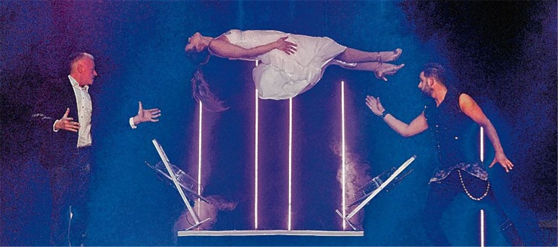 Das Duo „Marc&Alex“ lässt scheinbar eine Frau schweben. Wie machen die das?, fragen sich viele Besucher und versuchen, das Rätsel zu lösen. Fotos: Stahlfeld