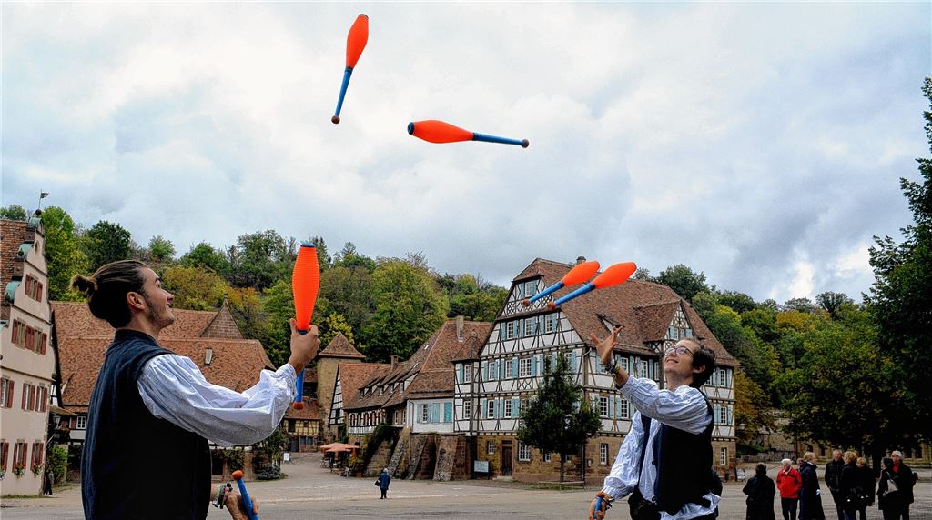 Das Duo „Ridiculus Artifex“ war im Klosterhof unterwegs, damit sich keine Menschenansammlungen bildeten. Fotos: Stahlfeld