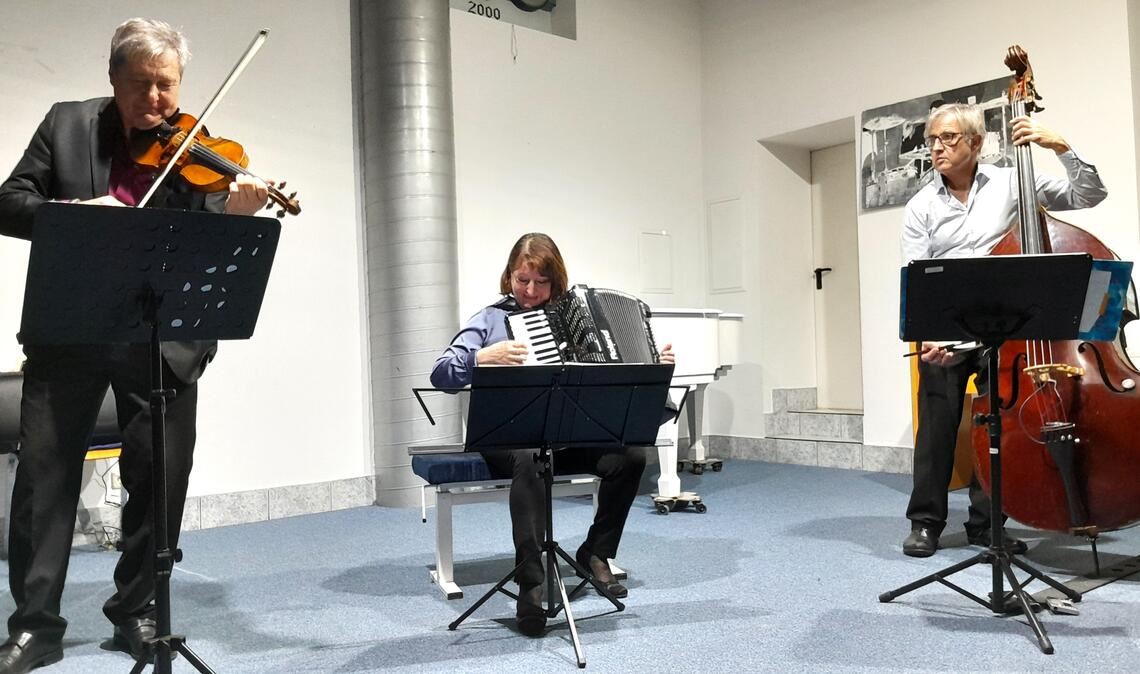 Das Duo „Via Mix“ mit Georg Kleimann (li.) und Olga Rühl, verstärkt durch Klaus Dusek, zieht beim Neujahrskonzert in der Musikschule Gutmann alle Register. Foto: Filitz