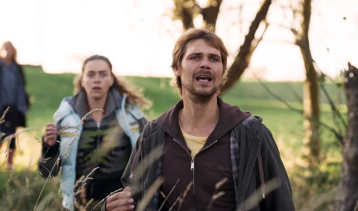 Das Ehepaar Feldhusen (Henning Flüsloh , r. und Ronja Herberich, M.) wird Zeuge eines tragischen Ereignisses auf dem Hof.