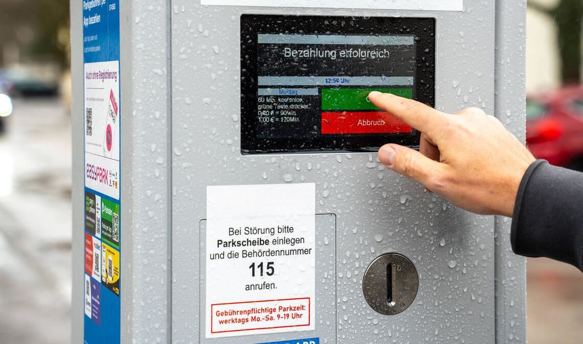Das Ehepaar soll Münzen aus Parkautomaten auf private Konten eingezahlt haben. (Symbolfoto)