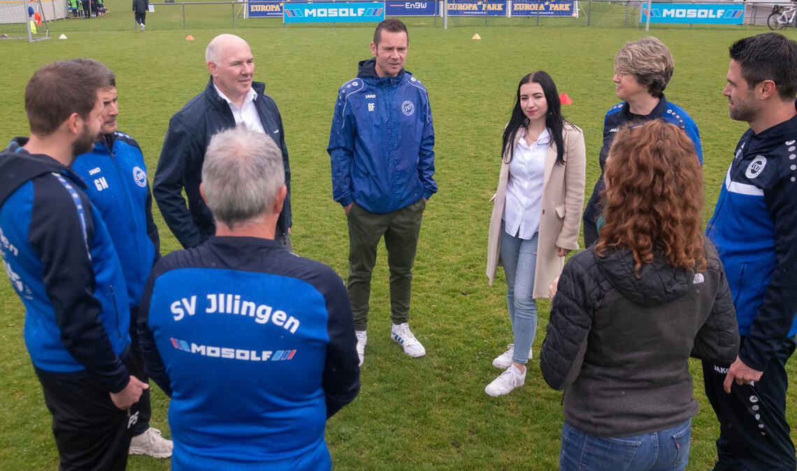 Das Ehrenamt beim SVI hat viele Namen: Karl-Heinz Wöhr, Sebastian Schüle, Giuseppe Moncada, Benjamin Färber, Stefanie Köppl-Rau und Jochen Conradt (im SVI-Dress, v.li.) sind nur ein paar davon. Hier sind die Engagierten im Gespräch mit den Mosolf-Vertretern Tobias Tscharf (Niederlassungsleiter) und Diana Schäfer sowie MT-Redakteurin Julia Klassen. 