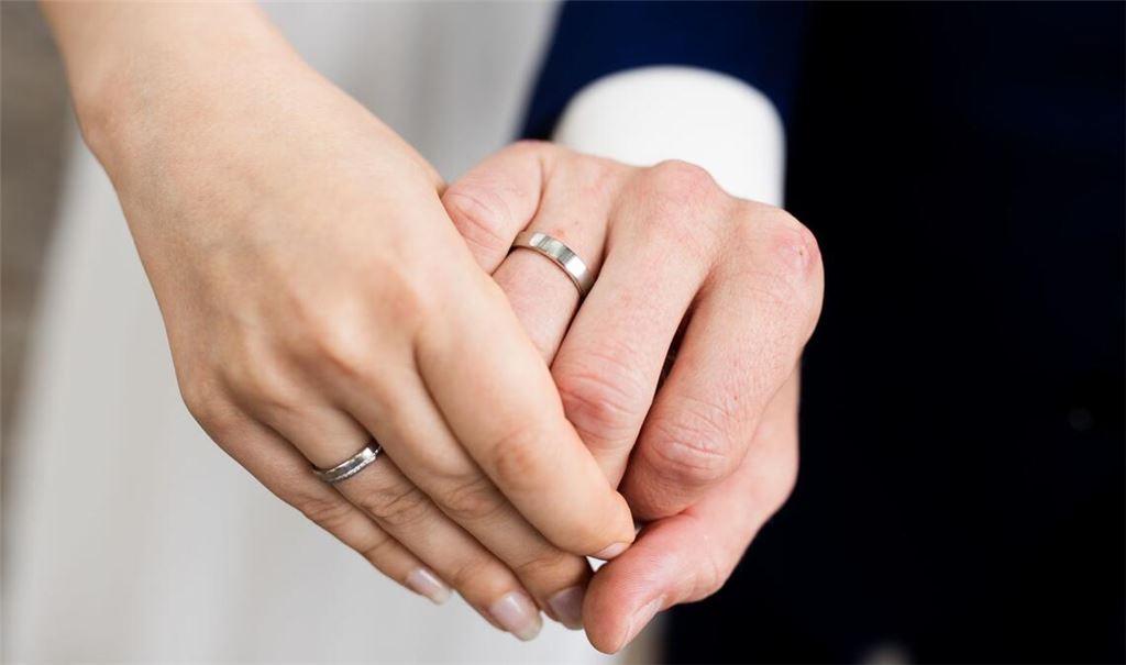 Das Einkommen beider Ehe- oder Lebenspartner gemeinsam zu versteueren lohnt nur, wenn einer – meistens ist dies die Frau – deutlich weniger verdient. Erweitert die Frau ihre Arbeitszeit, schrumpft der Splittingvorteil, von ihrem höheren Verdienst bleibt netto weniger übrig.