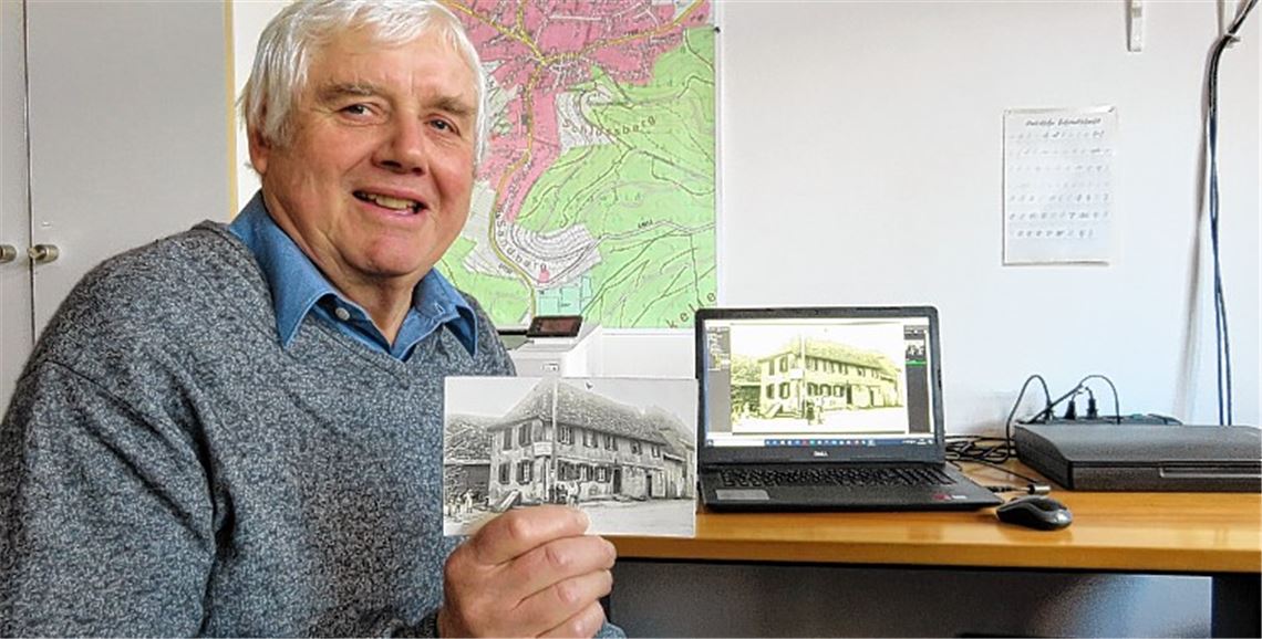 Das Einscannen der Fotos macht einen Teil der Arbeit aus. Hier digitalisiert Waldemar Brumm eine etwa 1925/1926 entstandene Aufnahme des Sternenfelser Gasthauses „Hirsch“.Becker
