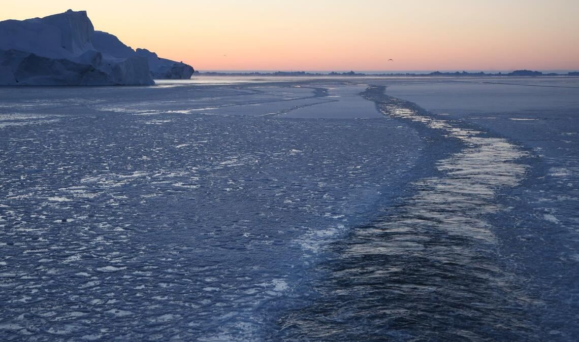 Das Eis über Grönland verringerte sich 2025 im 29. Jahr in Folge. Es schmilzt direkt oder fließt ins Meer. (Illustration)