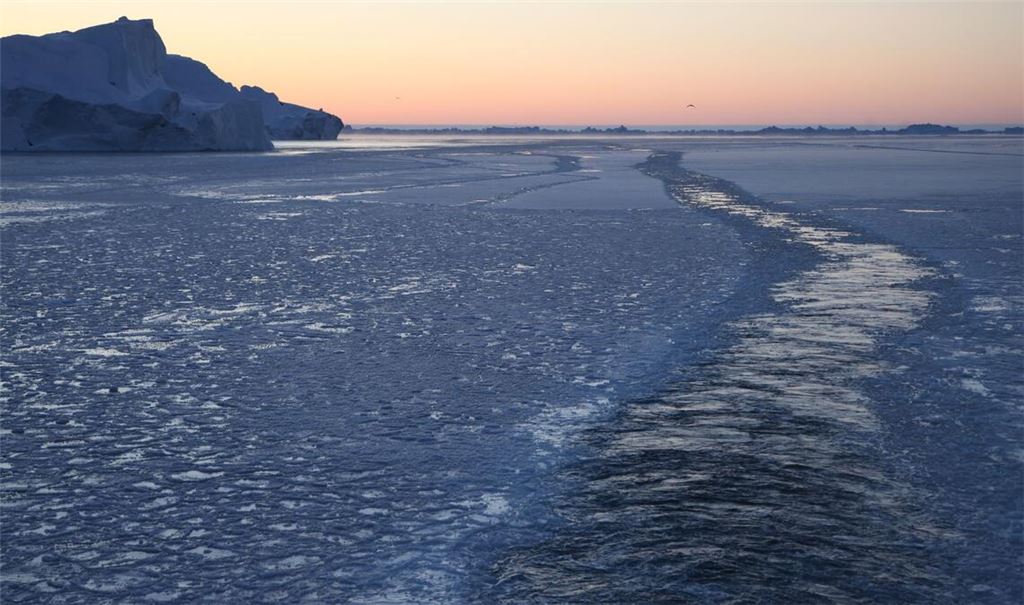 Das Eis über Grönland verringerte sich 2025 im 29. Jahr in Folge. Es schmilzt direkt oder fließt ins Meer. (Illustration)