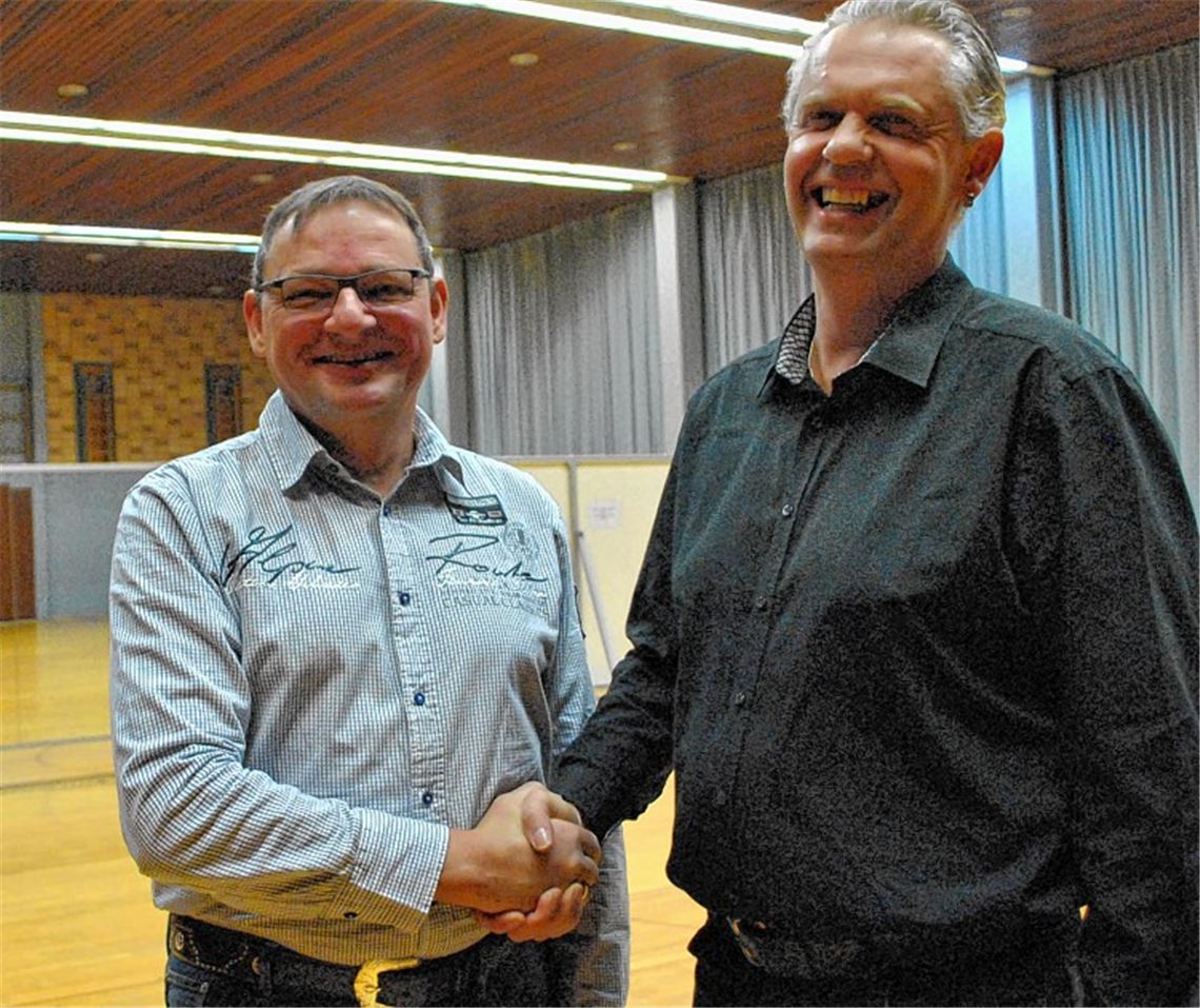 Das Ende einer Ära beim Tanzsportclub Illingen: Thomas Ericke (li.) übergibt das Amt des Vorsitzenden an Klaus Weber und wird seinerseits zum Ehrenvorsitzenden ernannt. Foto: Stahlfeld