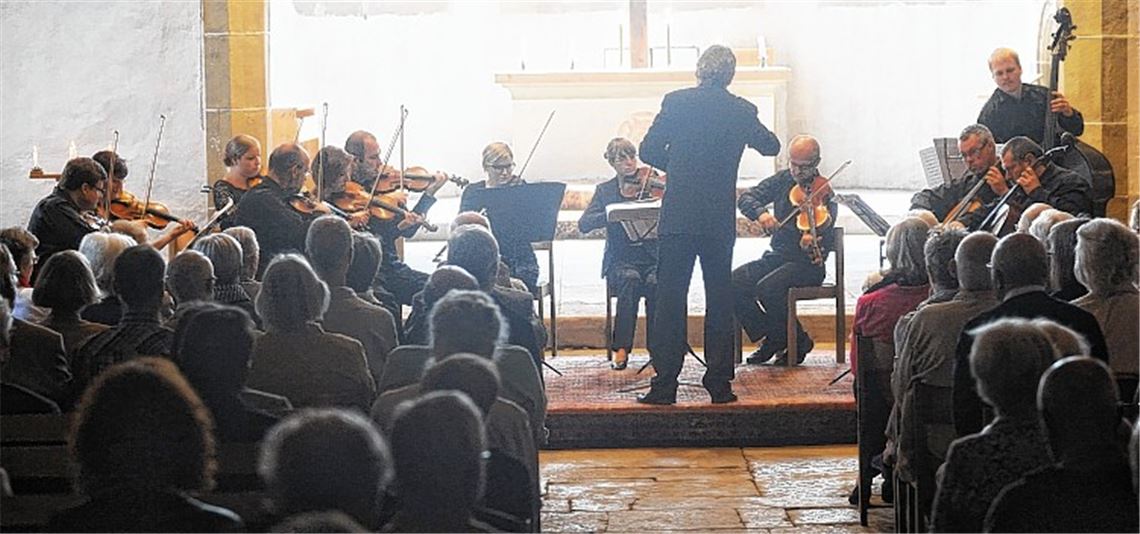 Das Ensemble Camerata Bohemica Prag musiziert in der stimmungsvollen Atmosphäre der Lienzinger Frauenkirche.