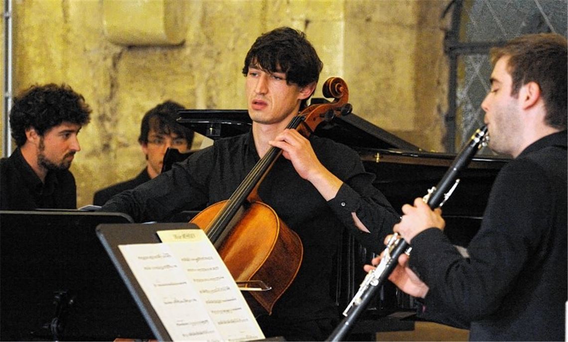 Das Ensemble TetraGonist. Bild rechts: Die Sopranistin Sarah Wegener bei ihrem Auftritt mit dem Ensemble il capriccio.