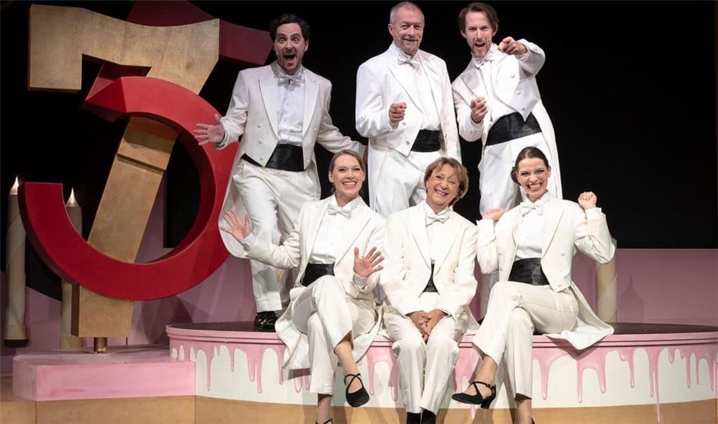 Das Ensemble der Produktion "Der 75. Geburtstag" in der Komödie im Marquardt