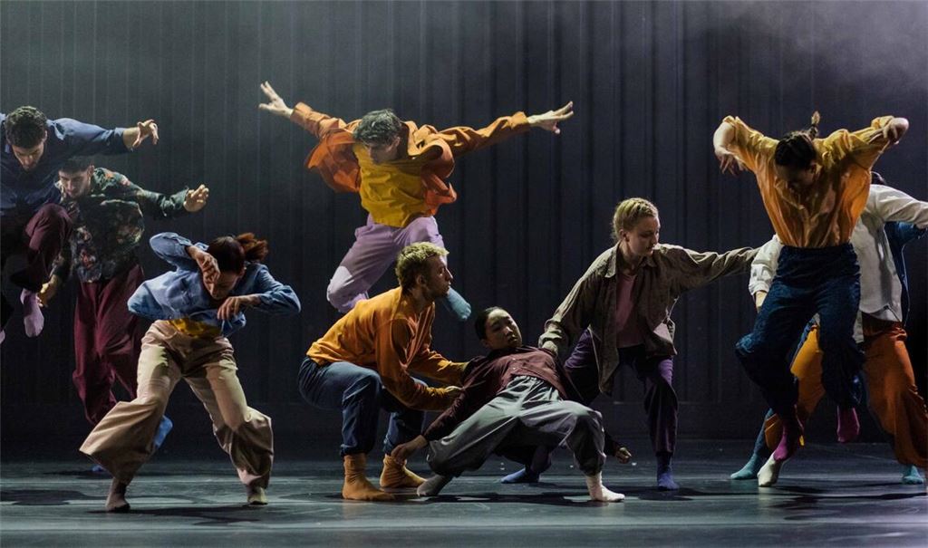 Das Ensemble in „Molimo“ von Sita Ostheimer. Foto: Theater Pforzheim/Andrea D’Aquino