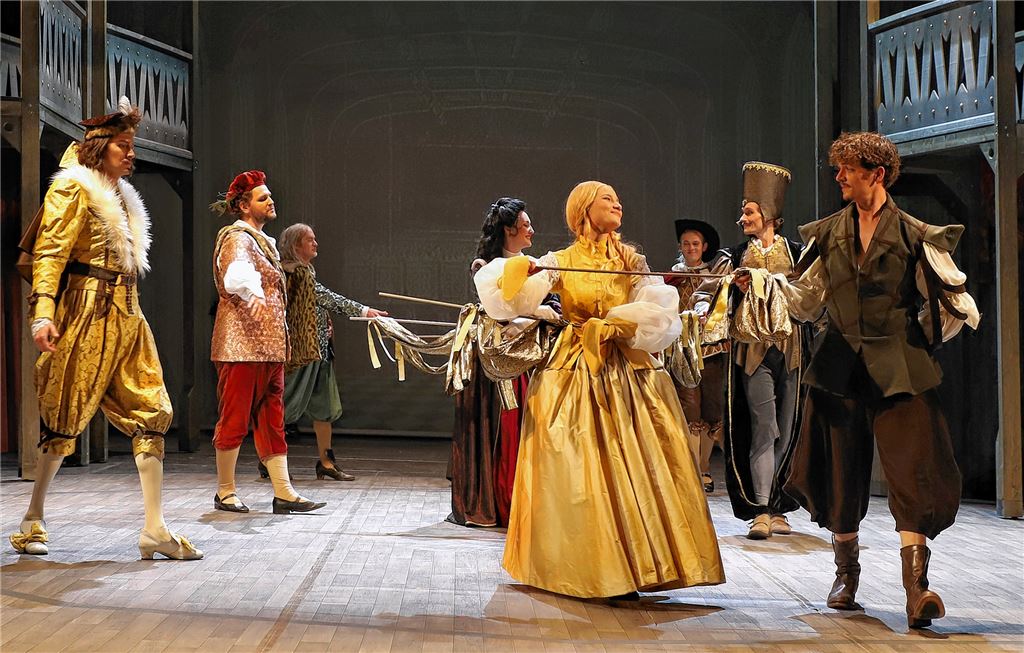 Das Ensemble in historisierenden Kostümen. Theater Pforzheim