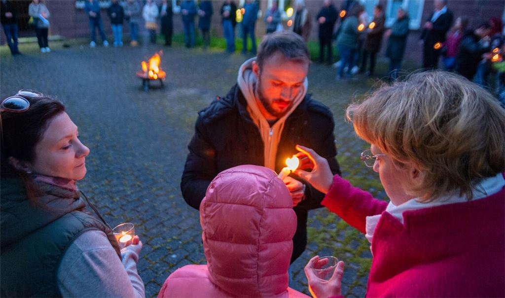 Das Entzünden der Kerzen steht für das Licht des Lebens.