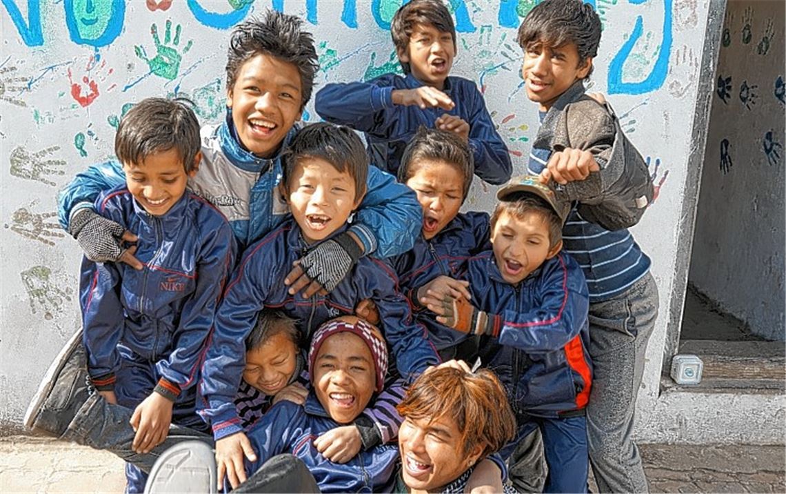 Das Erbeben vom 25. April beschädigt im nepalesischen Kathmandu auch ein Waisenhaus. Betroffen sind 22 Jungen, die zurzeit in improvisierten Zeltunterkünften leben müssen. Der Knittlinger Yoa Dobler hat in der Einrichtung gearbeitet. Zusammen mit seinem Onkel Klaus Dobler sowie den Bands Schmutzki (Bild im Text) und Royal Tea Club (Bild im Text) stellt er in seiner Heimatstadt Knittlingen ein Benefizkonzert auf die Beine, dessen Erlös den Kindern und Jugendlichen des Waisenhauses in vollem Umfang zugute kommen soll. Fotos: privat, Huber (1)