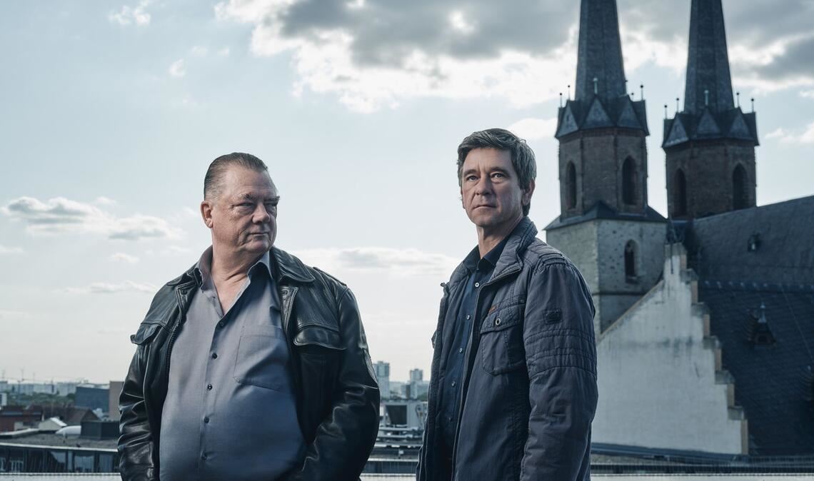 Das Ermittlerduo vor den Kirchtürmen von Halle