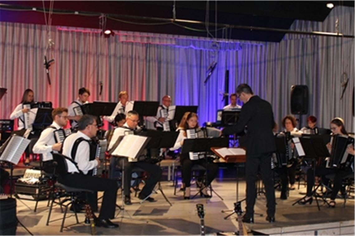 Das Erste Orchester unter der Leitung von Uwe Müller. Foto: Gießler