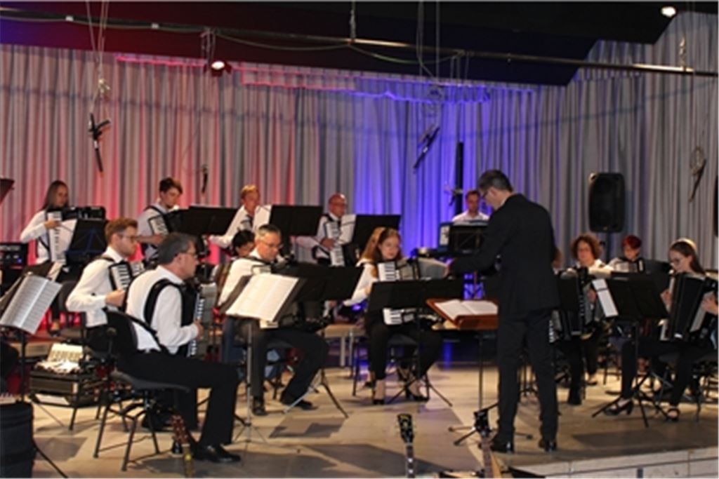 Das Erste Orchester unter der Leitung von Uwe Müller. Foto: Gießler