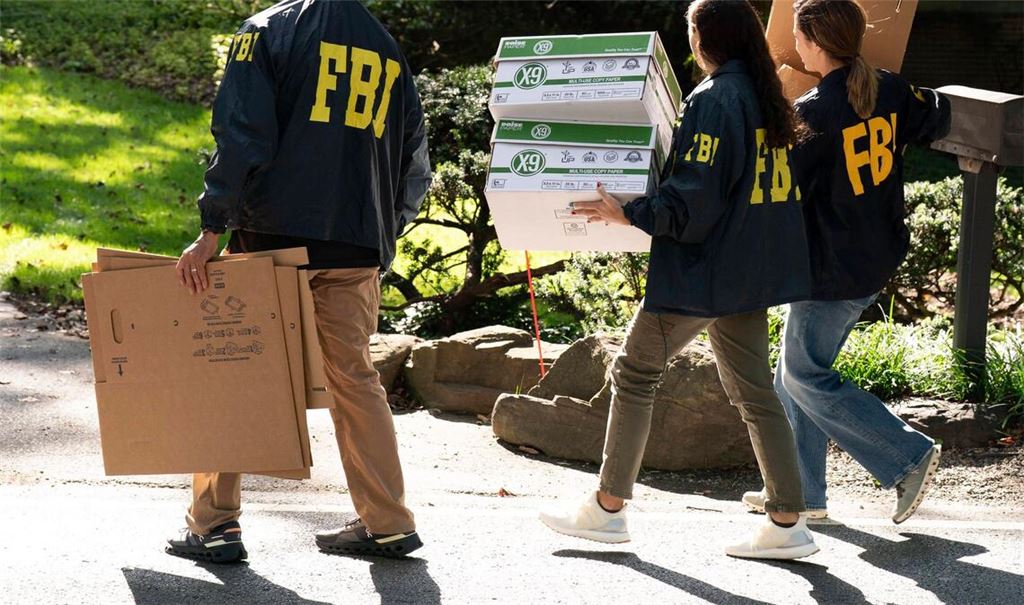 Das FBI durchsucht Boltons Haus.